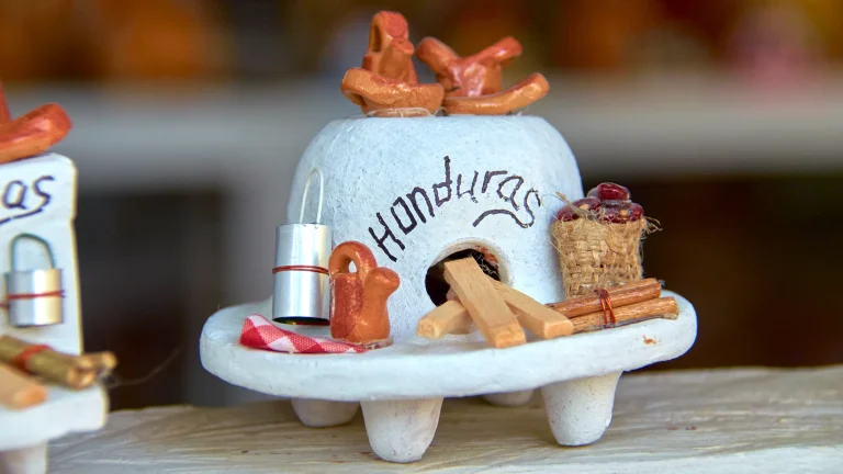 ¿De dónde proviene el nombre de Honduras?